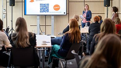 Interaktiver Workshop: Annabelle Wolff erfragt das Feedback der Teilnehmenden (Bild: DZS)