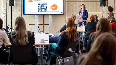 Interaktiver Workshop: Annabelle Wolff erfragt das Feedback der Teilnehmenden (Bild: DZS)