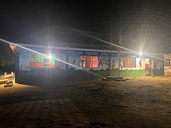 Die Grundschule beleuchtet bei Nacht