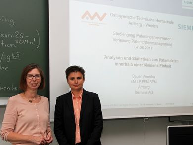 Prof. Dr. Ursula Versch und Veronika Bauer, Siemens Amberg