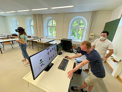 Studierende sitzen vor Computer