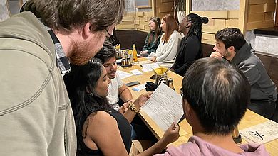 Beim gemeinsamen Abendessen brachten die tschechischen Studierenden ihren Gästen die tschechische Sprache näher