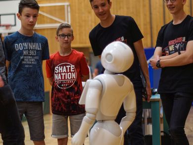 Roboter Pepper mit Schülergruppe