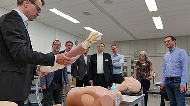 Gruppe von Menschen im Labor