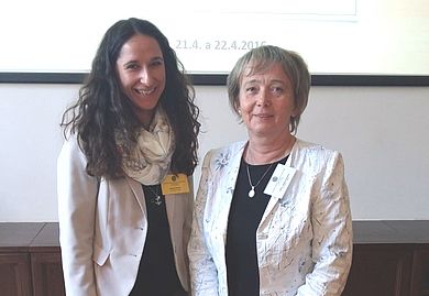 Studentin Katharina Bruckner und Ladislava Holubová, Fakultät Wirtschaftsingenieurwesen