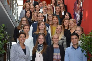 Sabine Märtin, OTH Professional, mit den Schülerinnen und Schülern der Berufsfachschule für Hotelmanagement Pegnitz