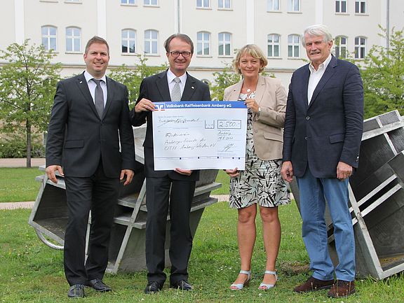 Spendenübergabe (v.l.n.r.): Thomas Retzer (Leiter Marketing Volksbank-Raiffeisenbank Amberg eG), Dieter Paintner (Vorstand Volksbank-Raiffeisenbank Amberg eG), Prof. Dr. Andrea Klug (Präsidentin OTH-Amberg-Weiden) und Prof. Dr.-Ing. Erich Voss (Vorsitze