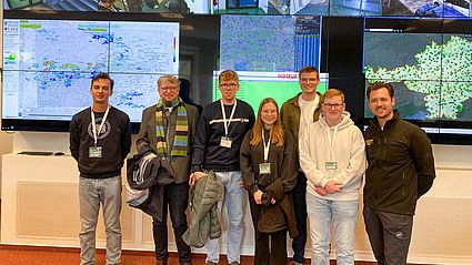 Gruppenbild vor Monitorwand