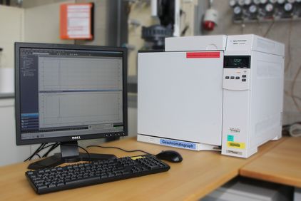 Um organische Säuren in wässrigen Medien zu Bestimmen wird ein Gaschromatorgraph eingesetzt.