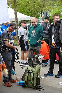 Auch ein Hund läuft im Team der Hochschule mit