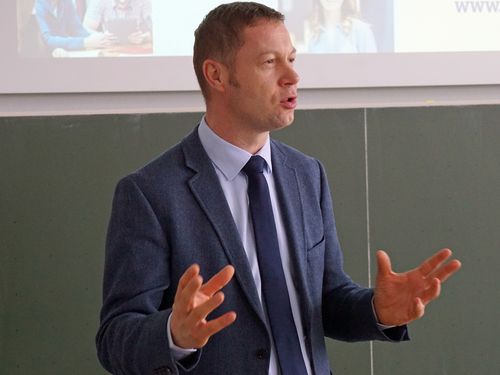 Prof. Dr. Artur Kozłowski bei seinem Vortrag „Doing Business with Eastern Europeans – cross-cultural dimensions“