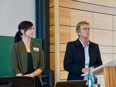 Stephanie Grimm, stellvertretende Leiterin der Hochschulbibliothek Amberg-Weiden, und Sabine Guhl, Regionalbibliothek Weiden, stellten die Services ihrer Bibliotheken vor.