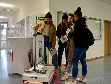 Schülerinnen bewundern den MiR 100 an der OTH in Weiden.