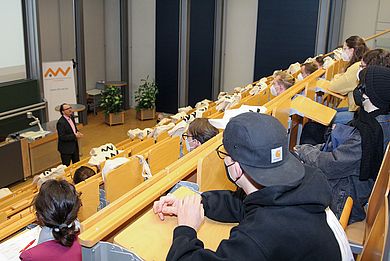 Studierende sitzen im Hörsaal