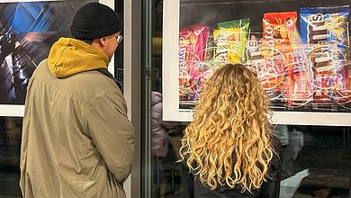 Zwei Studierende vor einem Bild