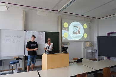 Studierende bei Präsentation