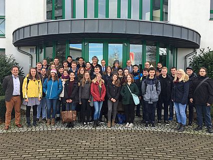 Die Exkursionsgruppe vor dem Gebäude der Peter Brehm GmbH