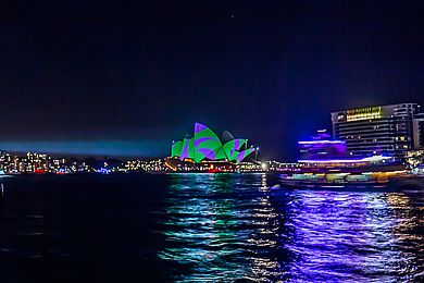 Opera House bunt angestrahlt