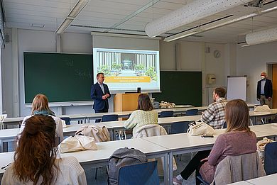 Studierende sitzen im Hörsaal