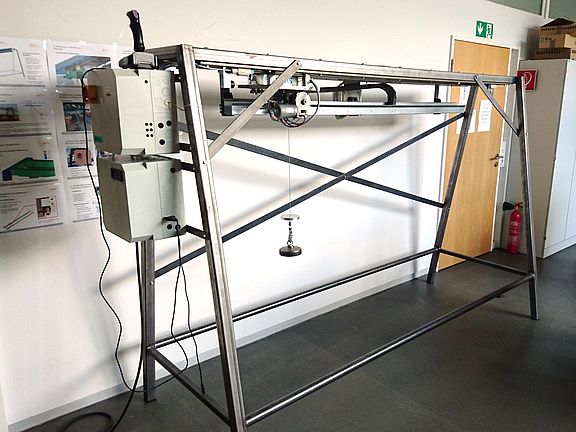 Im Rahmen zweier Projektarbeiten wurde ein Modell einer Verladebrücke von Studierenden konstruiert und gebaut.