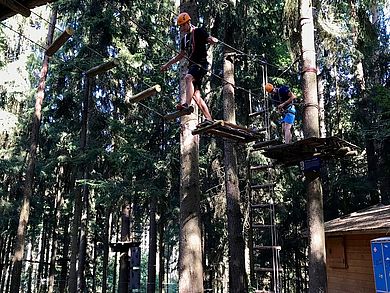 Teambuilding im Hochseilgarten