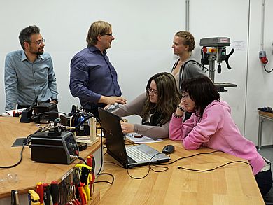 Alexander Herzner von der OTH Amberg-Weiden (1. v. l.) und Michael Mendyka von der Universität Passau (2. v. l.) diskutieren in der technikethikwerkstatt mit den Studierenden über Robo-Ethik.