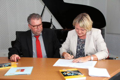 OStD Wolfgang Wolters, Schulleiter MRG, und Prof. Dr. Andrea Klug, Präsidentin der OTH Amberg-Weiden unterzeichnen die Kooperationsvereinbarung