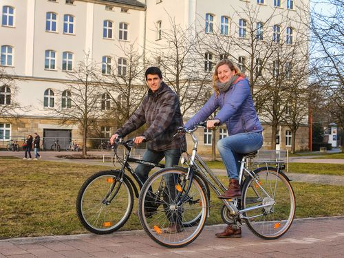 Stefan Stiegler und Annabelle Wolff mit zwei Fahrrädern