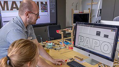 Mädchen am Computer