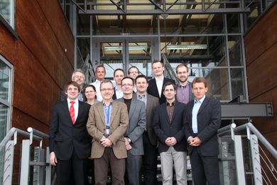Am 28. Februar 2013 fand an der HAW in Amberg ein erstes Arbeitsgruppentreffen im Kompetenzzentrum Kraft-Wärme-Kopplung der Hochschule Amberg-Weiden mit den Partnern aus den Universitäten Erlangen und Bayreuth sowie dem Forschungsinstitut Fraunhofer UMS