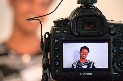 Blick auf den Display der Kamera bei der Erstellung von Bewerbungsfotos