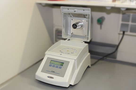 Zur Analyse von wasser- und abwassertechnischen Messgrößen und Parametern kommt ein Heizblock zum Einsatz.