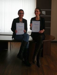 Sara und Susanne mit Diplom