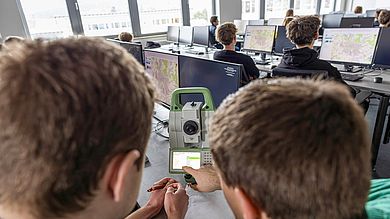 Zwei Schüler am Tachymeter