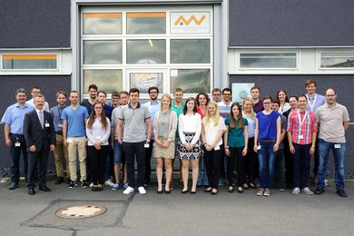 Gruppenbild: Siemens-Mitarbeiterinnen und Mitarbeitern mit den Studierenden