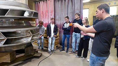 Studiernde neben Pumpe