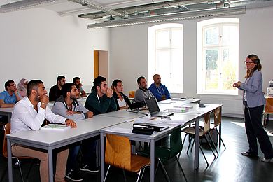 Marian Mure, Leiterin des Sprachen- und Mittel-Osteuropazentrums und des International Office bei der Begrüßung der Kursteilnehmerinnen und -teilnehmer 