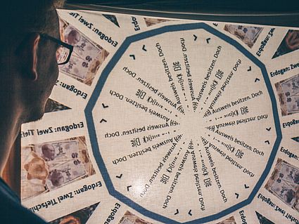 Kunstprojket mit Schlagzeilen