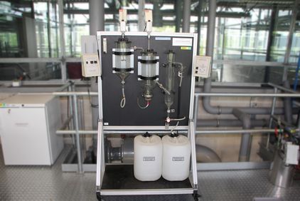 In der Laborkläranlage kann Abwasser biologisch gereinigt werden.