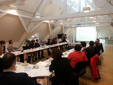 Am 13.März 2013 fand an der Hochschule München das Netzwerktreffen „Berufsbegleitender Bachelor“ statt, an dem seitens der HAW Prof. Dr. Ralf Krämer, Studiengangsleiter HB, Sabine Märtin, Leiterin HAW professional, und Jana Faerber, Mitarbeiterin 