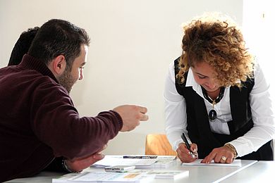 Zwei Kurs-Teilnehmer mit Özlem Ajazaj-Tangobay, Zentrum für Gender und Diversity der OTH Amberg-Weiden