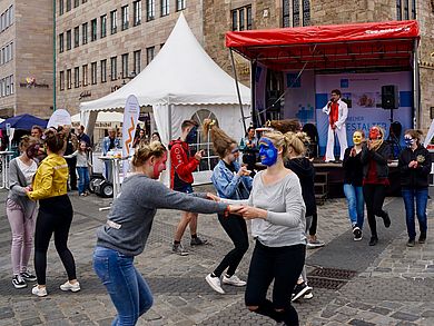 Elvis lebt! In unmittelbarer Nachbarschaft des OTH Amberg-Weiden-Stands...