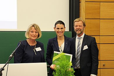 „Der OTH-Verbund ist der Motor der Wissens- und Bildungsregion Oberpfalz.“ Von links: Prof. Dr. Andrea Klug, Präsidentin der OTH Amberg-Weiden, Prof. Dr. Marion Kiechle, Bayerische Staatsministerin für Wissenschaft und Kunst, und Prof. Dr. Wolfgang 