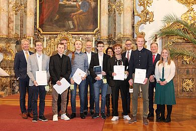 Gruppenfoto mit den ausgezeichneten Absolventinnen und Absolventen aus Amberg