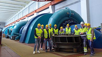 Gruppenfoto in Maschinenhalle