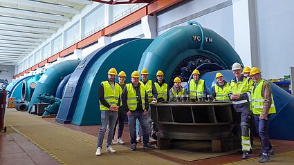 Gruppenfoto in Maschinenhalle