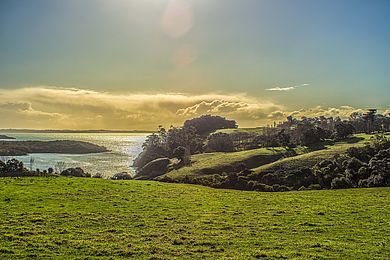 Bergige Landschaft im Sonnenschein