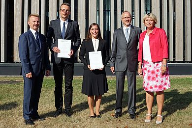 Prof. Dipl.-Ing. Ulrich Müller, Dr. Marc Hainke, Prof. Dr. Julia Heigl, Prof. Dr. Magnus Jaeger und OTH-Präsidentin Prof. Dr. Andrea Klug