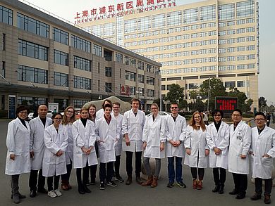 vor dem Shanghai Zhoupu Uniklinikum