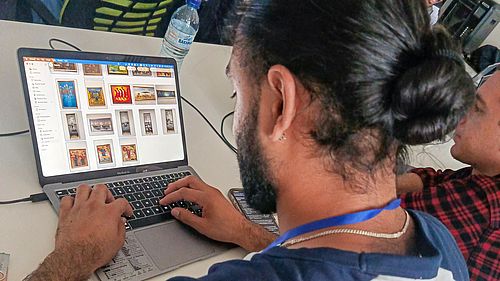 Student vor Computerbildschirm mit Kunstwerken